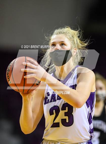Thumbnail 1 in Limon vs. Wray (CHSAA 2A State Final) photogallery.
