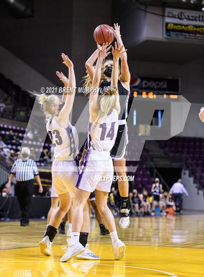 Thumbnail 1 in Limon vs. Wray (CHSAA 2A State Final) photogallery.