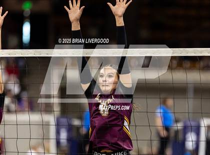 Thumbnail 2 in Alamosa vs. Sterling (CHSAA 3A Round 2) photogallery.