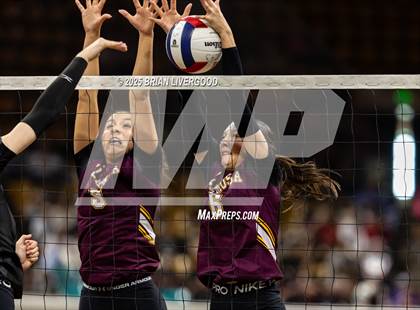 Thumbnail 3 in Alamosa vs. Sterling (CHSAA 3A Round 2) photogallery.