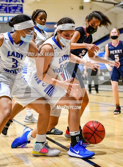 Thumbnail 2 in Chandler vs. Perry photogallery.
