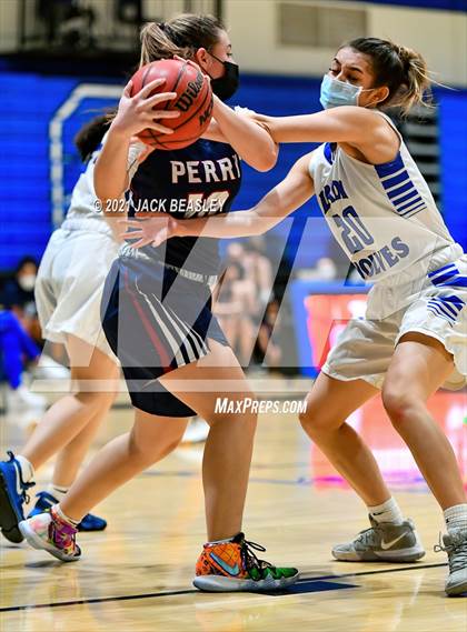 Thumbnail 2 in Chandler vs. Perry photogallery.