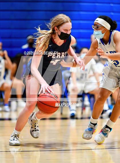 Thumbnail 2 in Chandler vs. Perry photogallery.