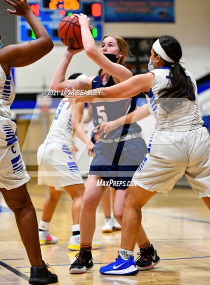 Thumbnail 2 in Chandler vs. Perry photogallery.