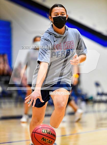 Thumbnail 2 in Chandler vs. Perry photogallery.
