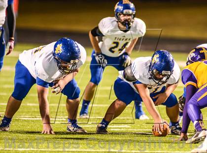 Thumbnail 3 in Leonard vs Edgewood (UIL 2A Bi-District Playoff) photogallery.