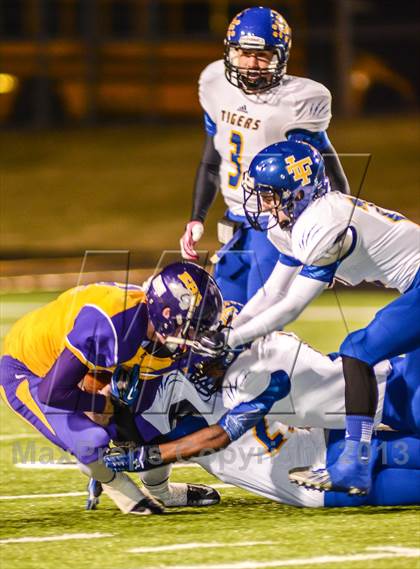 Thumbnail 1 in Leonard vs Edgewood (UIL 2A Bi-District Playoff) photogallery.