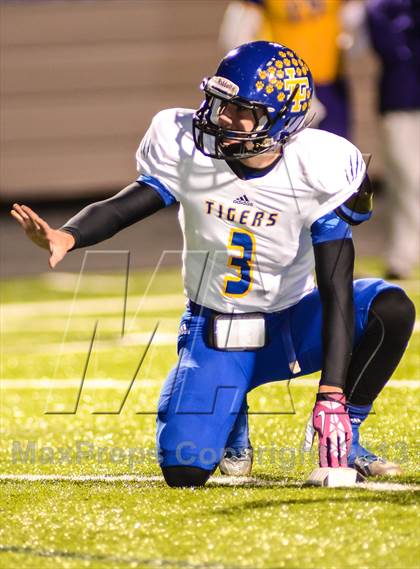 Thumbnail 3 in Leonard vs Edgewood (UIL 2A Bi-District Playoff) photogallery.
