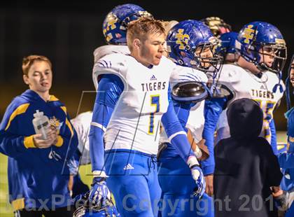 Thumbnail 3 in Leonard vs Edgewood (UIL 2A Bi-District Playoff) photogallery.