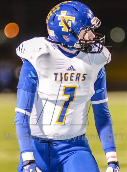 Thumbnail 1 in Leonard vs Edgewood (UIL 2A Bi-District Playoff) photogallery.