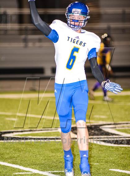 Thumbnail 2 in Leonard vs Edgewood (UIL 2A Bi-District Playoff) photogallery.