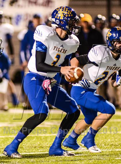 Thumbnail 1 in Leonard vs Edgewood (UIL 2A Bi-District Playoff) photogallery.