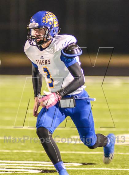 Thumbnail 2 in Leonard vs Edgewood (UIL 2A Bi-District Playoff) photogallery.