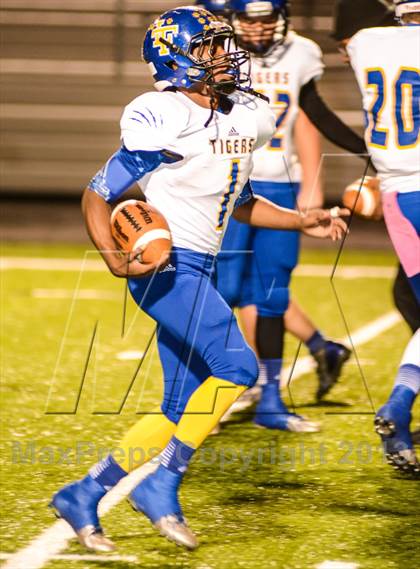 Thumbnail 1 in Leonard vs Edgewood (UIL 2A Bi-District Playoff) photogallery.