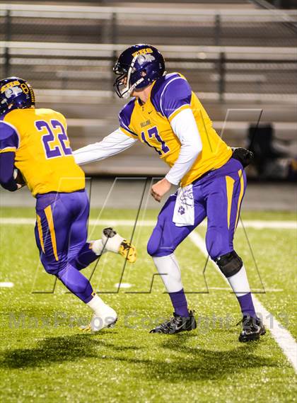 Thumbnail 1 in Leonard vs Edgewood (UIL 2A Bi-District Playoff) photogallery.