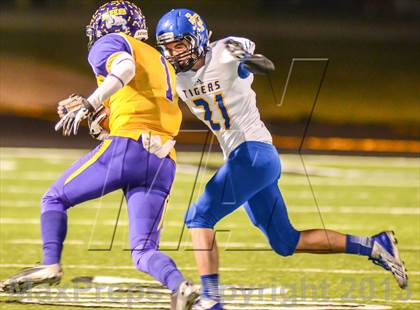 Thumbnail 3 in Leonard vs Edgewood (UIL 2A Bi-District Playoff) photogallery.