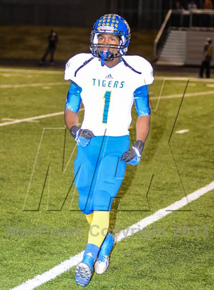 Thumbnail 1 in Leonard vs Edgewood (UIL 2A Bi-District Playoff) photogallery.
