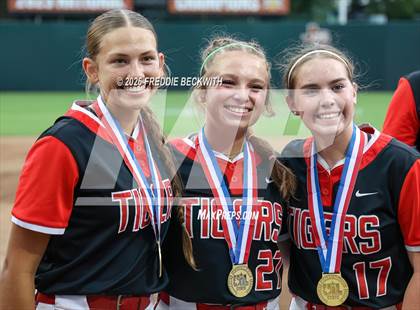 Thumbnail 2 in Katy vs. Forney (UIL 6A D2 Softball Final) photogallery.