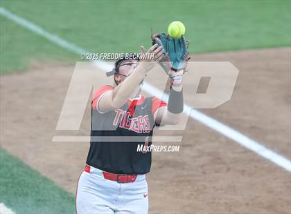 Thumbnail 1 in Katy vs. Forney (UIL 6A D2 Softball Final) photogallery.