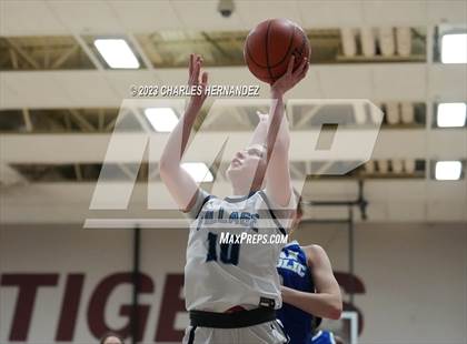 Thumbnail 2 in Village vs. Nolan Catholic (TAPPS 6A Regional Final) photogallery.
