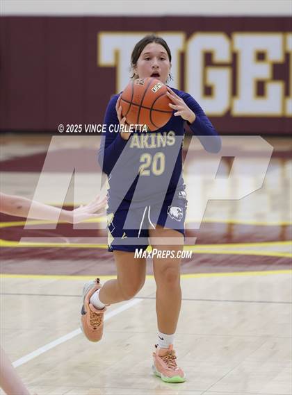 Thumbnail 3 in FR: Akins @ Dripping Springs photogallery.