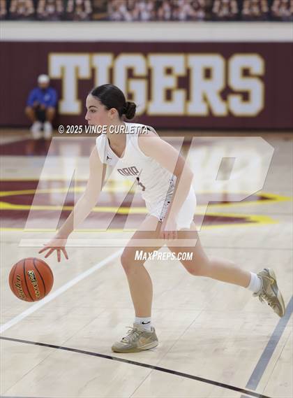 Thumbnail 2 in FR: Akins @ Dripping Springs photogallery.