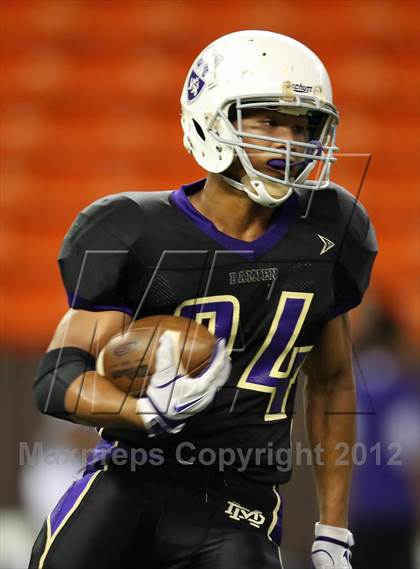 Thumbnail 1 in Damien vs. 'Iolani photogallery.