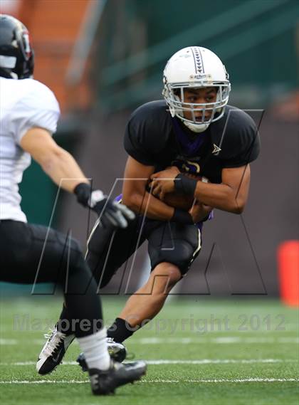 Thumbnail 1 in Damien vs. 'Iolani photogallery.