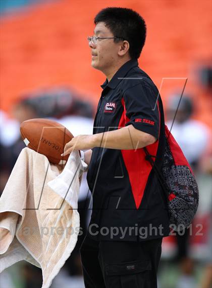 Thumbnail 3 in Damien vs. 'Iolani photogallery.