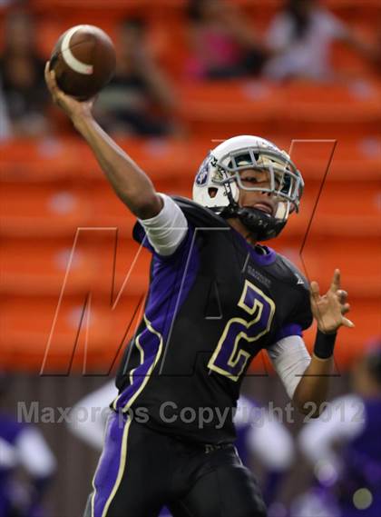 Thumbnail 1 in Damien vs. 'Iolani photogallery.