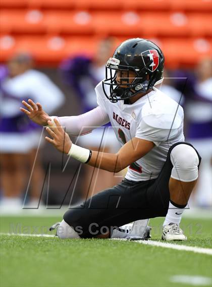 Thumbnail 2 in Damien vs. 'Iolani photogallery.