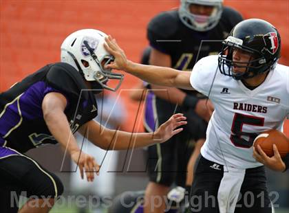 Thumbnail 2 in Damien vs. 'Iolani photogallery.