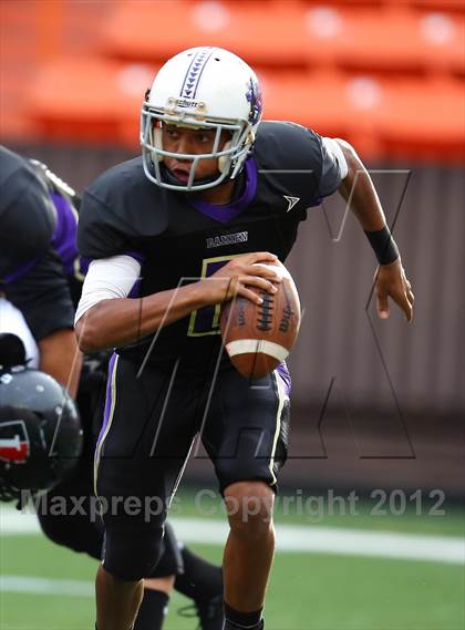 Thumbnail 3 in Damien vs. 'Iolani photogallery.
