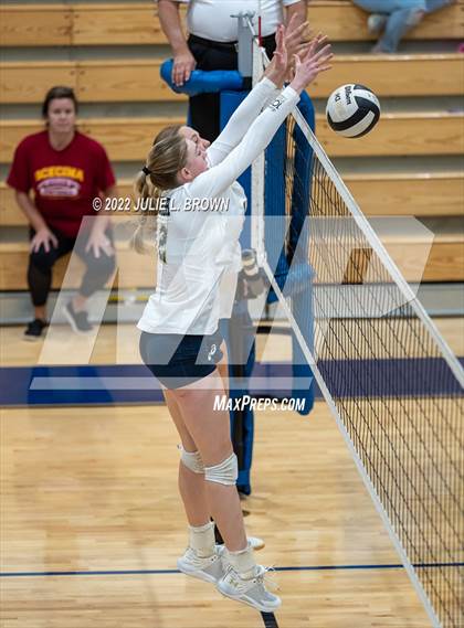 Thumbnail 3 in Cathedral vs Indianapolis Scecina Memorial (City Tourney final) photogallery.
