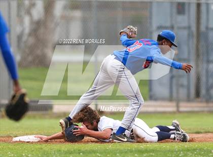 Thumbnail 3 in Serra vs La Salle photogallery.