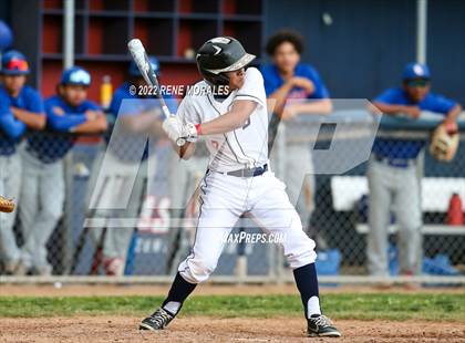 Thumbnail 2 in Serra vs La Salle photogallery.