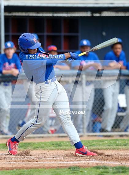 Thumbnail 3 in Serra vs La Salle photogallery.