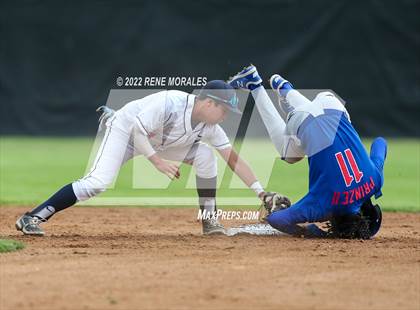 Thumbnail 3 in Serra vs La Salle photogallery.