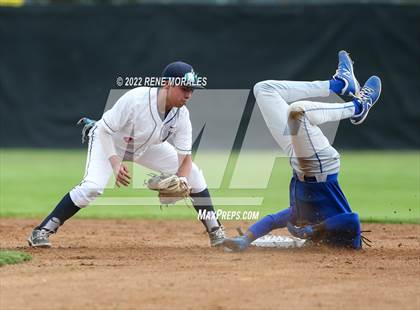 Thumbnail 3 in Serra vs La Salle photogallery.