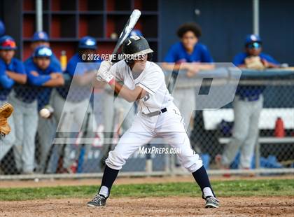 Thumbnail 3 in Serra vs La Salle photogallery.
