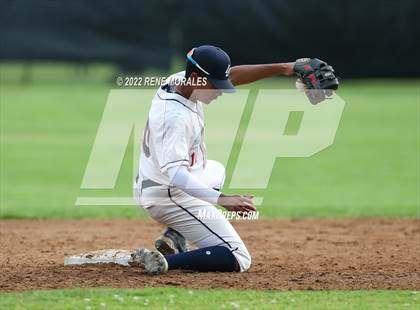 Thumbnail 2 in Serra vs La Salle photogallery.