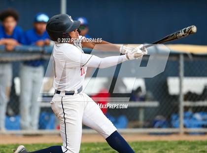 Thumbnail 2 in Serra vs La Salle photogallery.