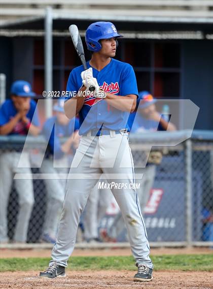 Thumbnail 2 in Serra vs La Salle photogallery.