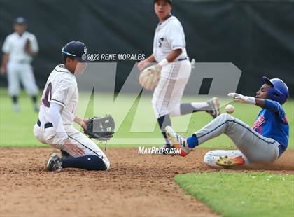 Thumbnail 2 in Serra vs La Salle photogallery.
