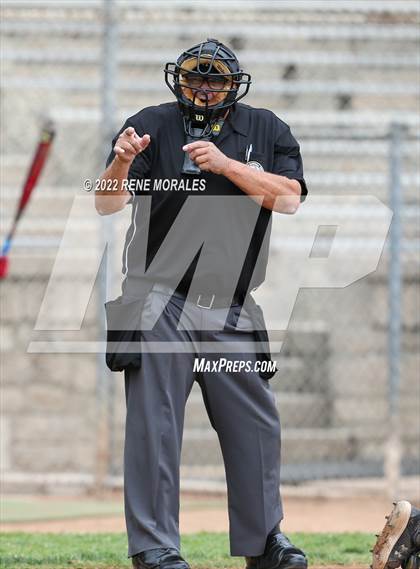 Thumbnail 1 in Serra vs La Salle photogallery.