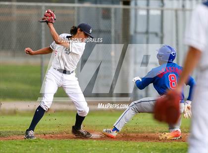 Thumbnail 2 in Serra vs La Salle photogallery.
