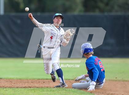 Thumbnail 1 in Serra vs La Salle photogallery.