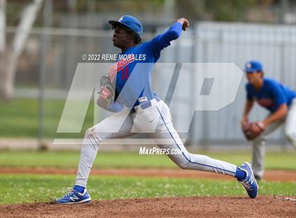 Thumbnail 3 in Serra vs La Salle photogallery.