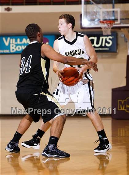 Thumbnail 1 in Liberty vs. Henrietta (Fantasy of Lights) photogallery.