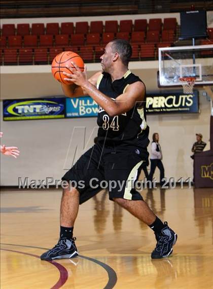 Thumbnail 2 in Liberty vs. Henrietta (Fantasy of Lights) photogallery.